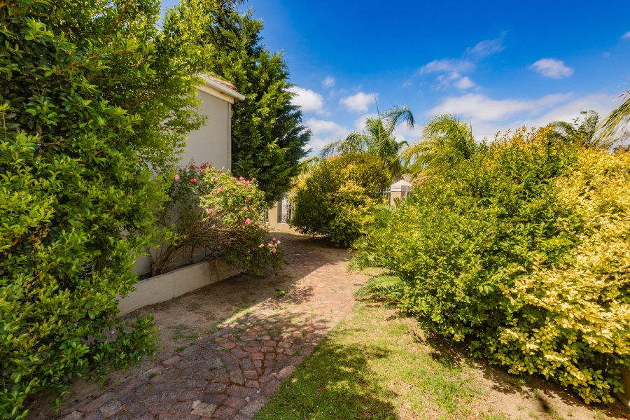 6 Bedroom Property for Sale in Uitzicht Western Cape